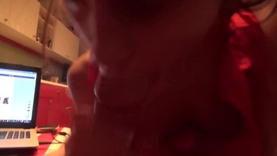 د ښوونځي زده کوونکې په داسې حال کې چې په کور کې څوک نه وي، د خپل ورور ډوډۍ خوري